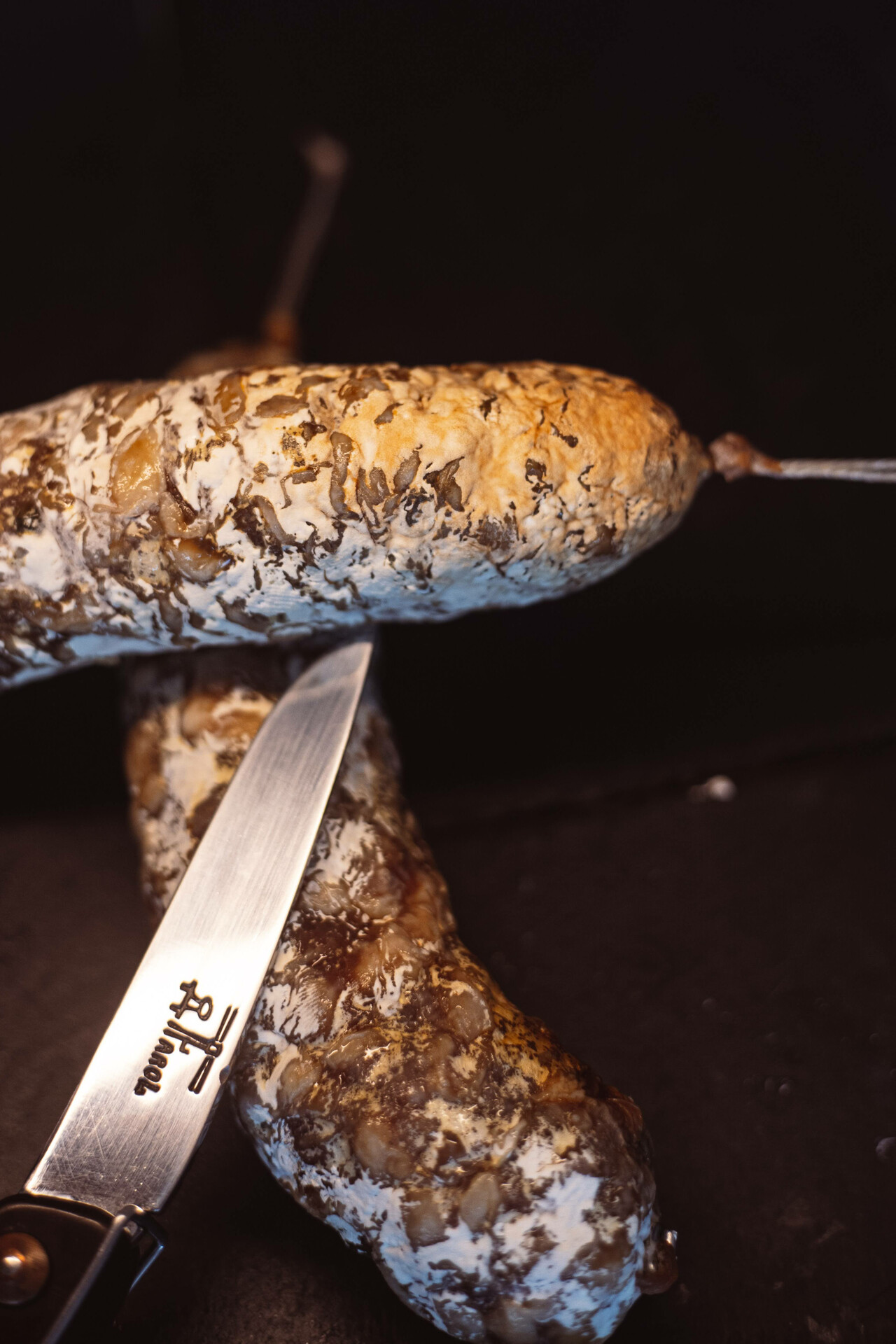 Saucisson artisanal et couteau À Table