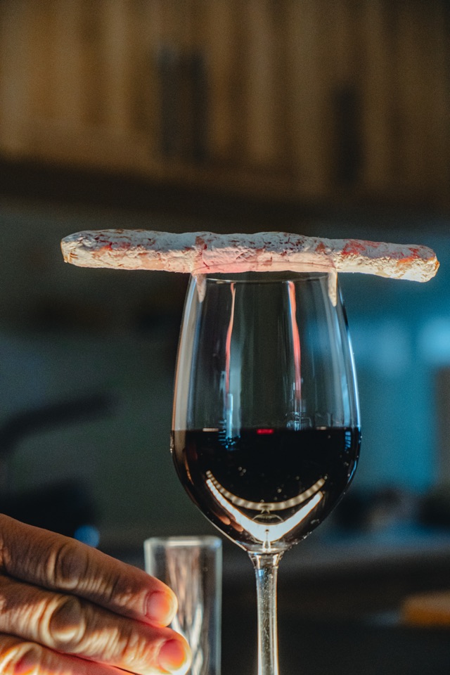 Fagot artisanal sur un verre de vin rouge