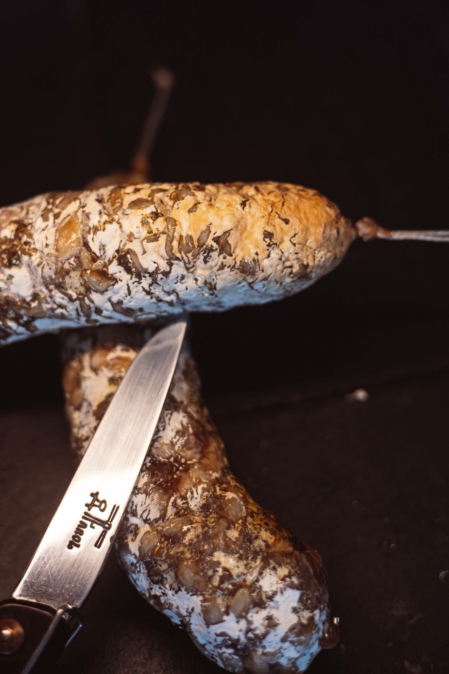 Saucisson artisanal et couteau À Table